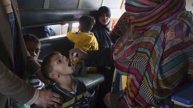 Západ chce sterilizovat naše děti, varují před očkováním pákistánští duchovní